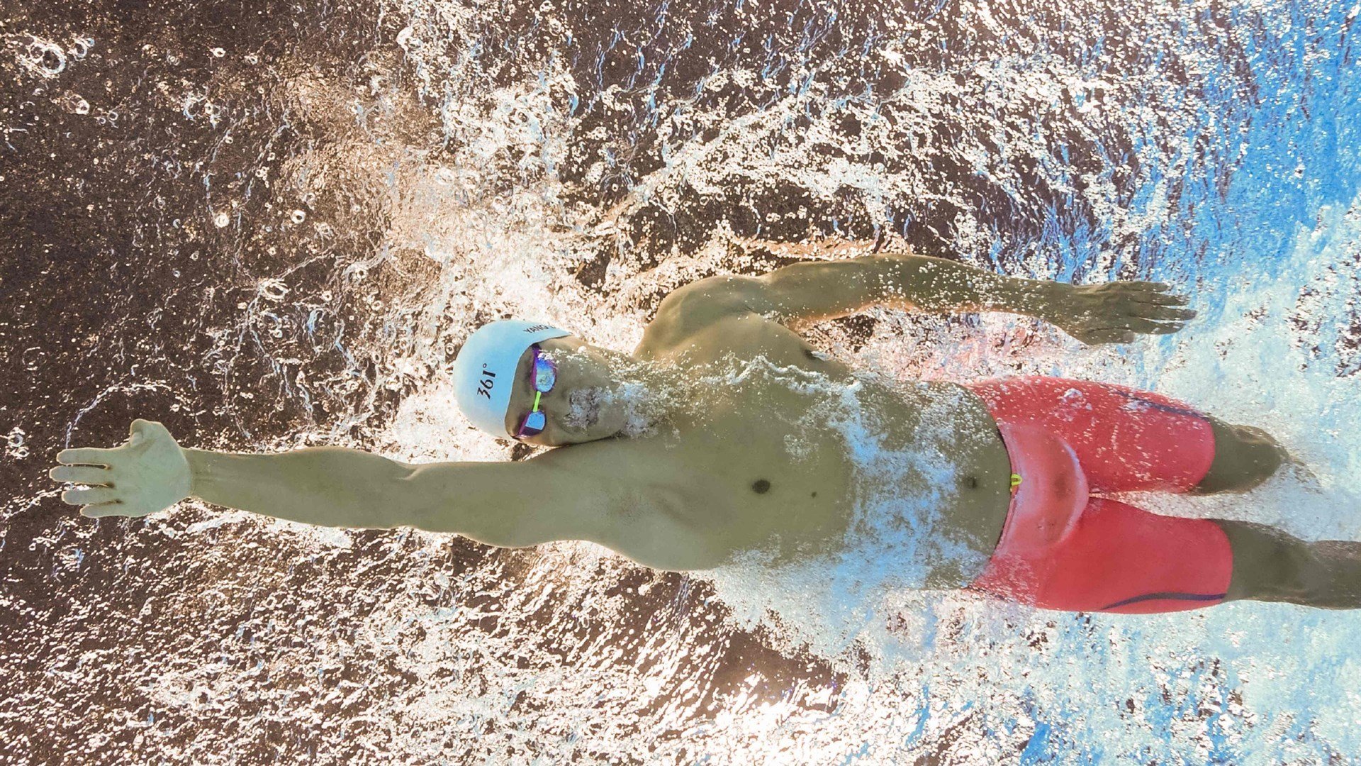 中国篮球比赛中半场防守策略与对手进攻习惯适应，篮球半场防守能出三分线吗